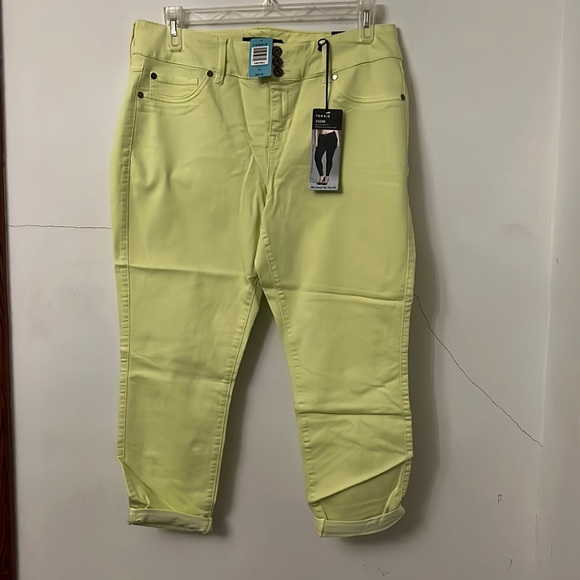torrid Denim - NWT Torrid Cropped Jegging - Lemon Lime - size 18